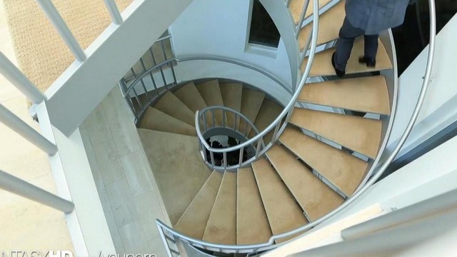 Телка делает эротический массаж двум клиентам и дает в обе дырочки
