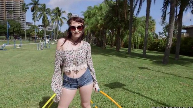 Порно видео #1730: на публике, француженки, за деньги, сосут хуй, в авто