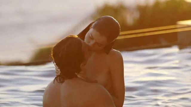 Бойфренд довел стройную брюнетку до оргазма с помощью утреннего секса в постели