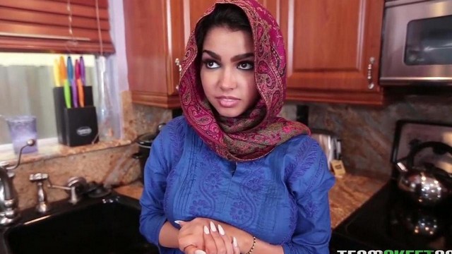 Поимев арабку с большими сиськами раком на кухне, босс накачал ее пилотку порцией спермы