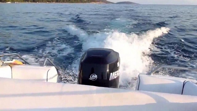 Анальный секс зрелой брюнетки и ее хахаля на яхте увенчался дегустацией спермы