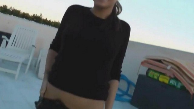 Работяга натягивает в анал молодую хозяйку с красивой жопой