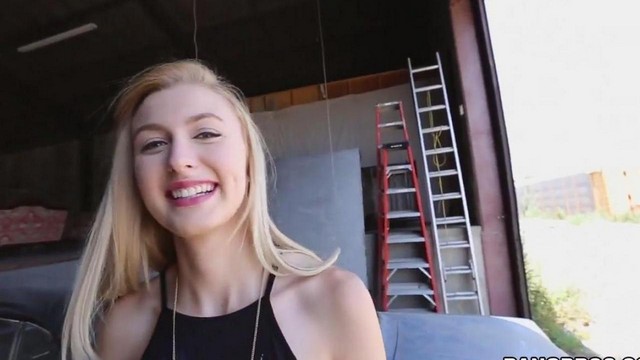 Блонда с узкой щелкой жаждет перепихнуться с негром и оценить его здоровый болт