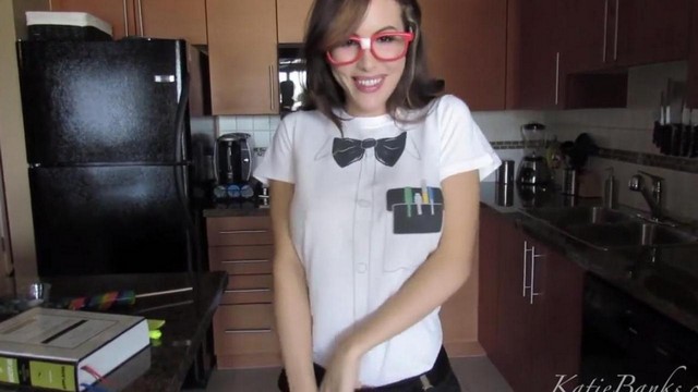 В перерыве с домашкой студентка показывает большие сиськи и дрочит гладкую дырку