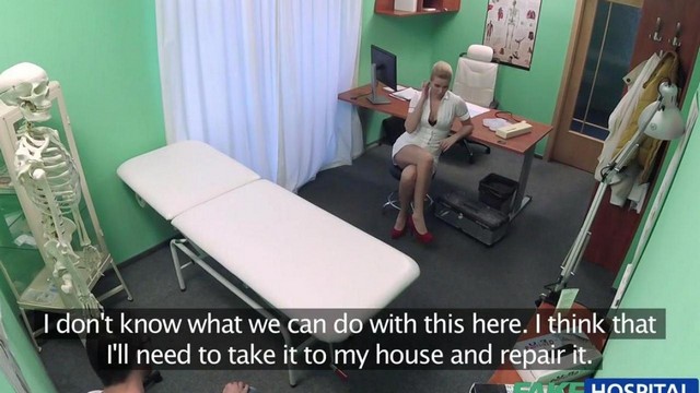 Шлюха медсестра сосет пациенту на приеме и попадает на скрытую камеру